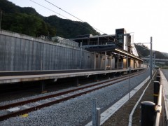 新駅プラットフォームと擁壁shuku